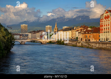 Grenoble. Cityscape de droit de Grenoble, France pendant le coucher du soleil. Banque D'Images