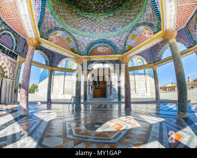 Les détails architecturaux, carreaux de mosaïque, céramique colorée au Dôme du Rocher, sur le mont du Temple, le troisième lieu saint de l'Islam. Jérusalem, Israël Banque D'Images