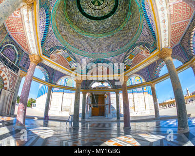 Les détails architecturaux, carreaux de mosaïque, céramique colorée au Dôme du Rocher, sur le mont du Temple, le troisième lieu saint de l'Islam. Jérusalem, Israël Banque D'Images