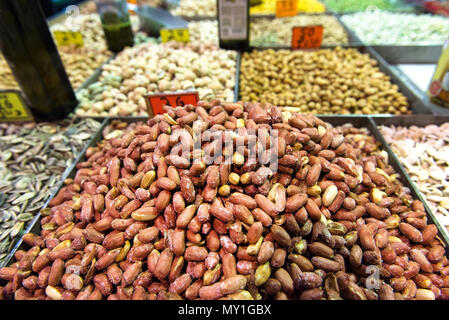 Différents types d'arachides, les noix, l'amande, la noix sur le marché. Mahane Yehuda à Jérusalem, Israël, Banque D'Images