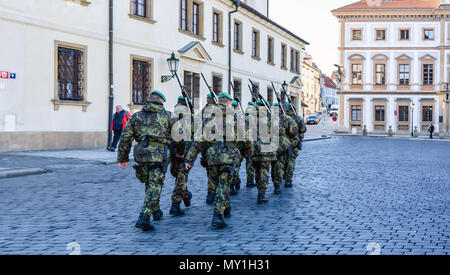 Les soldats sont à la marche dans les rues de Prague après la modification de la garde du château de Prague. Banque D'Images