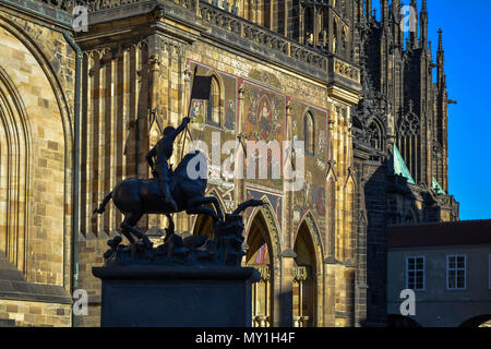 Statue de Saint George avec la cathédrale Saint-Guy Golden Gate à l'arrière-plan Banque D'Images