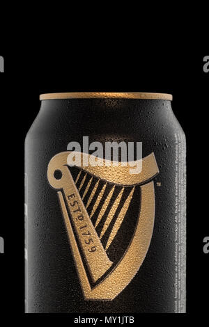 CHELYABINSK, RUSSIE - avril 11,2018 l'aluminium peut de bière Guinness publicité tourné sur fond noir Banque D'Images