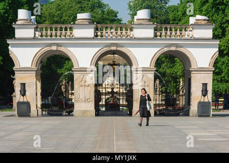 Mémorial de la guerre de Pologne, vue d'une jeune femme vêtue passant devant le tombeau du soldat inconnu sur la place Pilsudski (Plac Pilsudski), Varsovie, Pologne. Banque D'Images