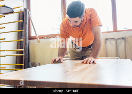 Carpenter le polissage et le vernissage d'un tableau Banque D'Images