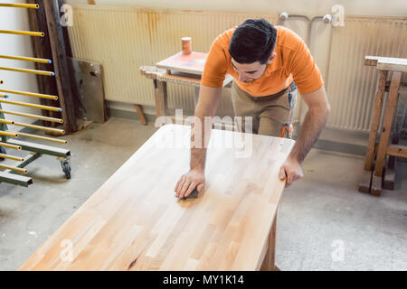 Carpenter le polissage et le vernissage d'un tableau Banque D'Images