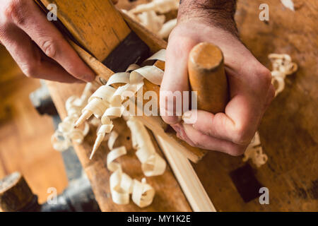Vue de dessus sur maître-charpentier travaillant avec du bois de charpente Banque D'Images