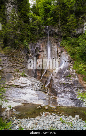 Détails d'une chute d'eau cachée dans les montagnes des Carpates forest Banque D'Images