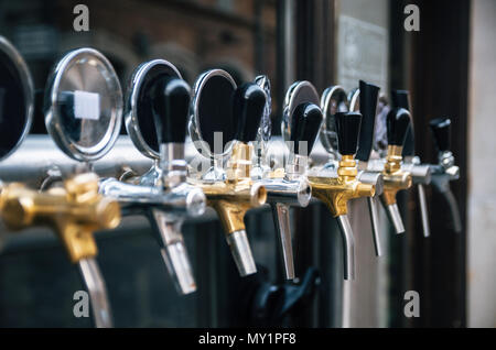 Appuyez sur la bière dans une rangée avec de l'espace libre pour les logos Banque D'Images