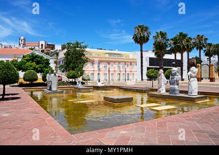 Des statues dans un bassin ornemental dans la Praca al Mutamid avec la cathédrale à l'arrière, Silves, Portugal, Europe. Banque D'Images