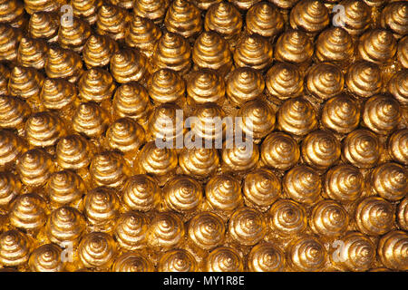 Thaïlande Gros plan brillantes sur la tête d'or de Bouddha Banque D'Images