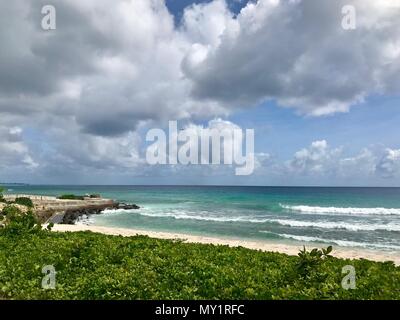 Vue panoramique de l'idyllique plage de Oistins, Welches Barbade (île des Caraïbes) avec les plantes vertes, le sable blanc et l'océan turquoise pittoresque Banque D'Images