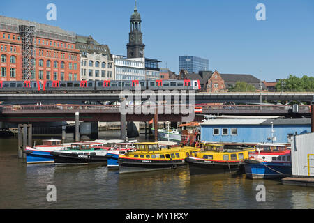 L'église St Michaelis- U Bahn et du port de Hambourg Allemagne Banque D'Images