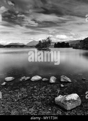 Voir E de crannog Ardanaiseig, une île artificielle de la rivière situé là où la crainte entre extrémité de Loch Awe, Argyll, Scotland, UK : site d'une maison défendue. Banque D'Images