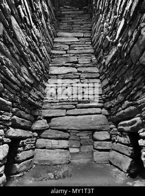 S Vue de l'intérieur de Quoyness chambré néolithique cairn, Sanday, Orkney, UK, montrant l'entrée aux 3 des 6 cellules d'inhumation au large de la chambre principale. Banque D'Images