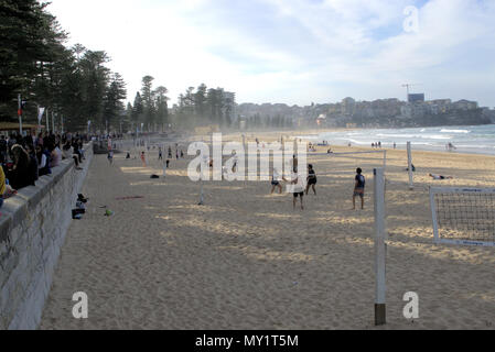 Scène de plage bondée à Manly, à Sydney en Australie. 27 mai 2018. Les gens à jouer au volleyball de plage de Sydney. Banque D'Images