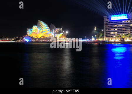 Nuit image d'Opera House de Sydney en Australie. L'exposition à long shot de Opéra illuminé pour Vivid Sydney festival. Banque D'Images