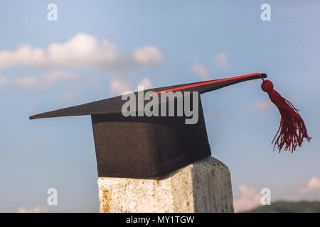 Graduate hat et homologuée dans le jardin Banque D'Images