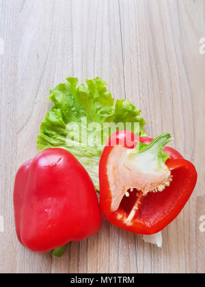 Poivron rouge frais (capsicum) et une coupe sur une table un arrière-plan. Banque D'Images