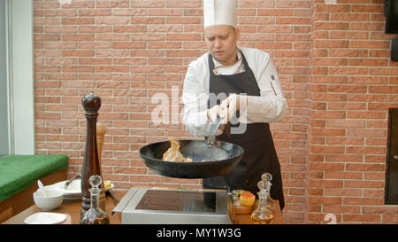 Chef préparer mélange salade de fruits de mer Banque D'Images