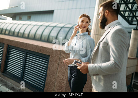 Photo de l'homme et de la femme belle comme partenaires d'affaires Banque D'Images