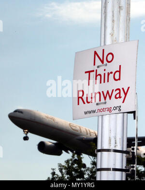 Un panneau dans le village de Longford, près de l'aéroport d'Heathrow, une troisième piste de l'aéroport a été mise en garde par le Cabinet, a annoncé le secrétaire aux transports Chris Grayling. Banque D'Images