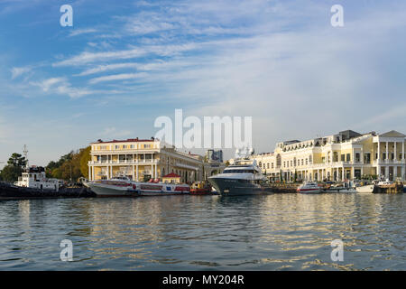 Sotchi, Russia-October 8, 2016 : Sea port avec les yachts et bateaux sur la jetée. Banque D'Images