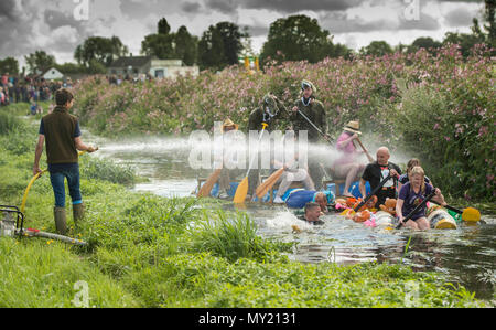 Jeux de plaine a lieu à Thorney, Somerset avec course de radeau à partir du jour 30/07/17 Banque D'Images