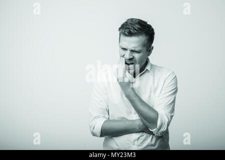 Young caucasian homme souffrant d'un mal de dents. Banque D'Images