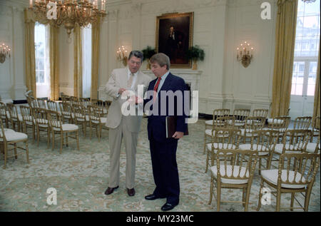 8/18/1982 Le président Reagan s'entretenir avec Larry Speakes Secrétaire de presse dans la salle à manger d'État Banque D'Images