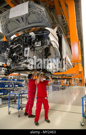 24.10.2016, Pologne, Wielkopolska, Wrzesnia - Construction du nouveau Crafter, ligne de montage dans la nouvelle usine de Volkswagen Véhicules Utilitaires. Avec Banque D'Images