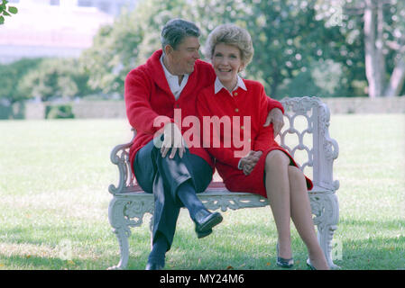 10/5/1988 Le président Reagan et Nancy Reagan posant sur la pelouse Sud de la Maison Blanche Banque D'Images