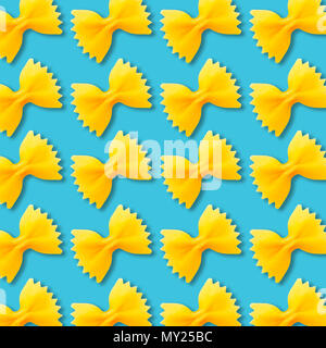 Les pâtes papillon sur fond de couleur turquoise éclatantes. La texture des aliments non forfaitaire minime Banque D'Images