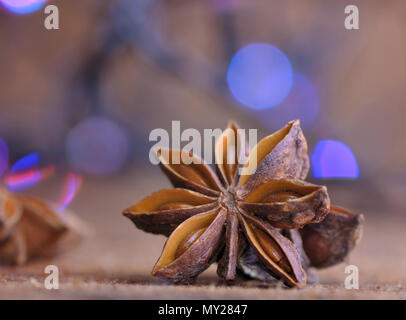 Gros plan sur l'anis étoilé sur fond clair flou Banque D'Images