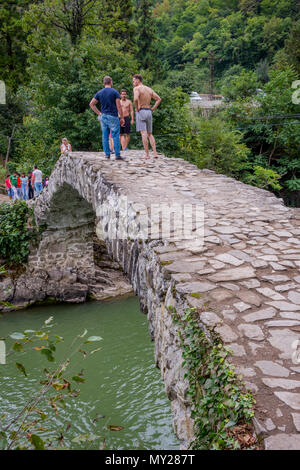 Makhuntseti, Géorgie - 26 août 2017 : personnes à pied et de prendre des photos sur Makhuntseti bridge, un lieu touristique connu dans la région de l'Adjarie Banque D'Images