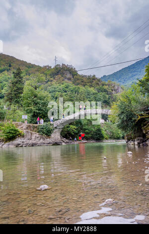 Makhuntseti, Géorgie - 26 août 2017 : personnes à pied et de prendre des photos sur Makhuntseti bridge, un lieu touristique connu dans la région de l'Adjarie Banque D'Images