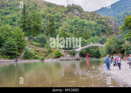 Makhuntseti, Géorgie - 26 août 2017 : personnes à pied et de prendre des photos sur Makhuntseti bridge, un lieu touristique connu dans la région de l'Adjarie Banque D'Images