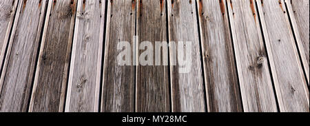 Vue rapprochée de planches de terrasse. Plancher en bois pour toile de fond l'utilisation. Banque D'Images