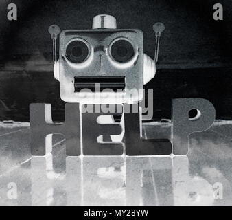 Tête parlante du robot en monochrome avec la parole de l'aide sur un plancher en bois avec réflexion Banque D'Images