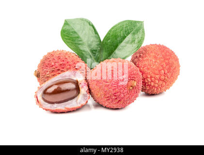 Plusieurs fruits Litchi dans un shell avec la moitié et de feuilles sur fond blanc Banque D'Images