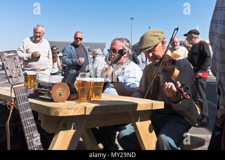 dh Folk Festival musiciens STROMNESS ORKNEY musicien écossais jouant des instruments en plein air violon guitare musique en plein air pub écosse Banque D'Images