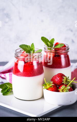 Panna cotta aux fraises. Banque D'Images