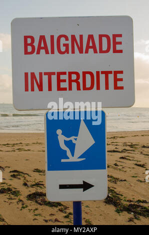 Des signes française 2. L'un interdit la baignade dans la mer et l'autre permet à la planche à voile. Banque D'Images