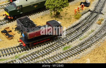 Un train sur un chemin de fer modèle Banque D'Images