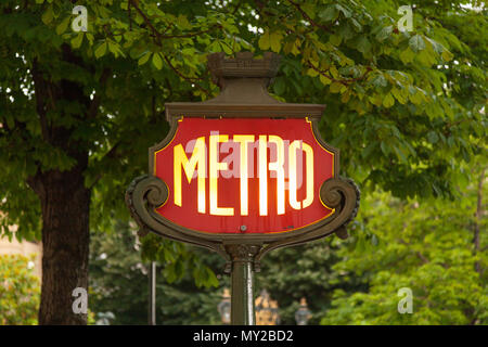 Metro panneau à l'entrée de la station de métro Franklin D. Roosevelt à Paris, France, Europe. Banque D'Images