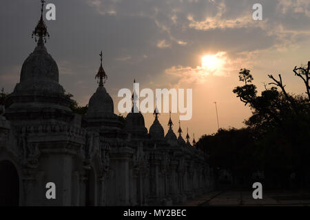 Le soleil jusqu'à la Pagode Kuthodaw à Mandalay, Myanmar (Birmanie) Banque D'Images