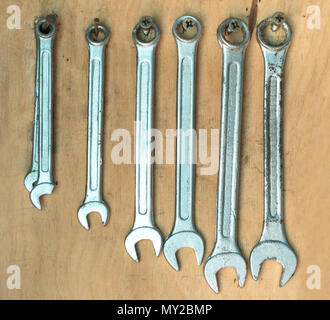 Différentes tailles de clés sur le vieux mur dans le garage Banque D'Images