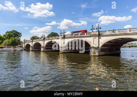 Kingston Bridge sur la Tamise, Kingston upon Thames, Grand Londres, Royaume Uni sur une journée ensoleillée au début de l'été avec ciel bleu Banque D'Images