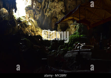 À l'intérieur de la grotte Phu Kham à Vang Vieng Laos Banque D'Images