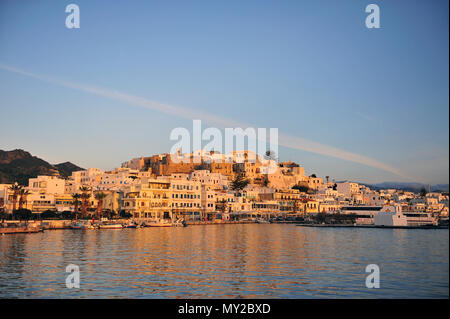 NAXOS, GRÈCE - 12 mars : vue du coucher de la vieille ville de Naxos, Cyclades, Grèce le 12 mars 2018. Banque D'Images